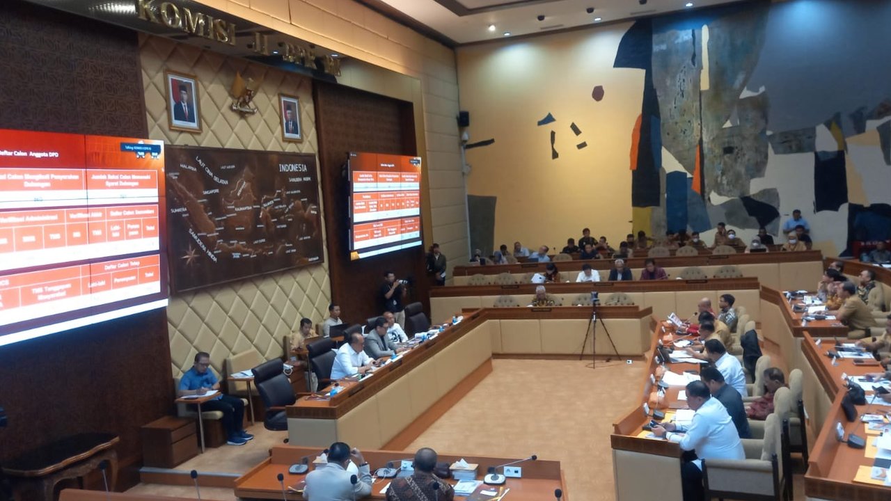 Komisi II DPR rapat dengan KPU, Kemenkumham, Kemendagri soal revisi PKPU Nomor 8 Tahun 2024 yang mengakomodir putusan MK soal ambang batas dan batas usia dalam pilkada, Minggu (25/8/2024). (Liputan6.com/ Nanda Perdana Putra)