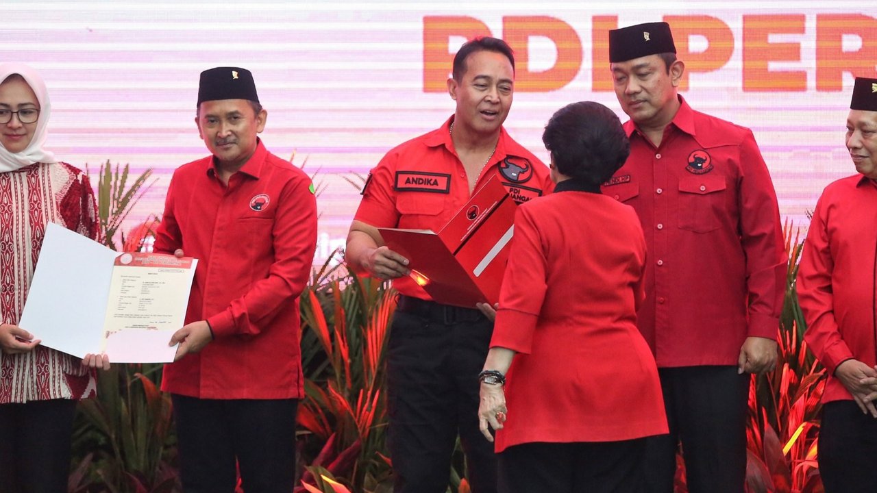Ketua Umum PDI Perjuangan Megawati Soekarnoputri (kedua kiri) memberikan surat keputusan (SK) partai kepada bakal calon Gubernur Jateng Jenderal TNI (purn) Andika Perkasa, bakal calon Wakil gubernur Jateng Hendrar Prihadi (kedua kanan), bakal calon Gubernur Gorontalo Hamzah Isa (kanan) di Kantor DPP PDI Perjuangan, Jakarta, Senin (26/8/2024).