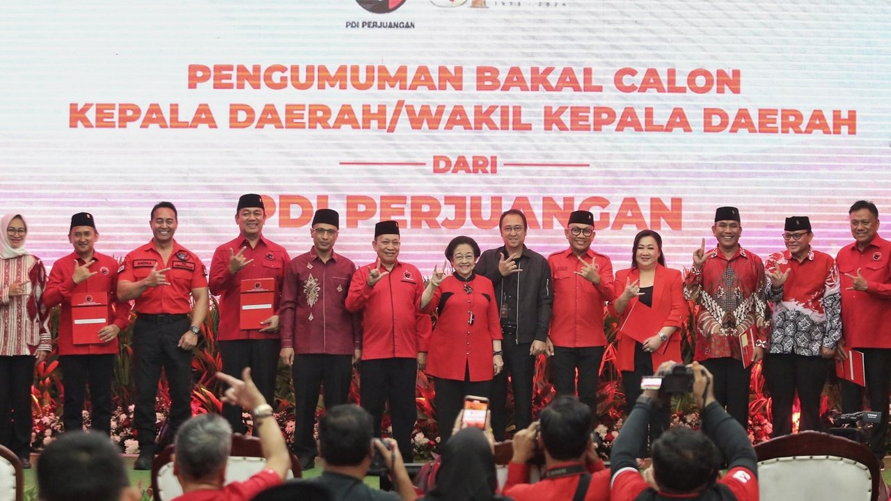 Ketua Umum PDI Perjuangan Megawati Soekarnoputri (kedua kiri) memberikan surat keputusan (SK) partai kepada bakal calon Gubernur Jateng Jenderal TNI (purn) Andika Perkasa, bakal calon Wakil gubernur Jateng Hendrar Prihadi (kedua kanan), bakal calon Gubernur Gorontalo Hamzah Isa (kanan) di Kantor DPP PDI Perjuangan, Jakarta, Senin (26/8/2024).