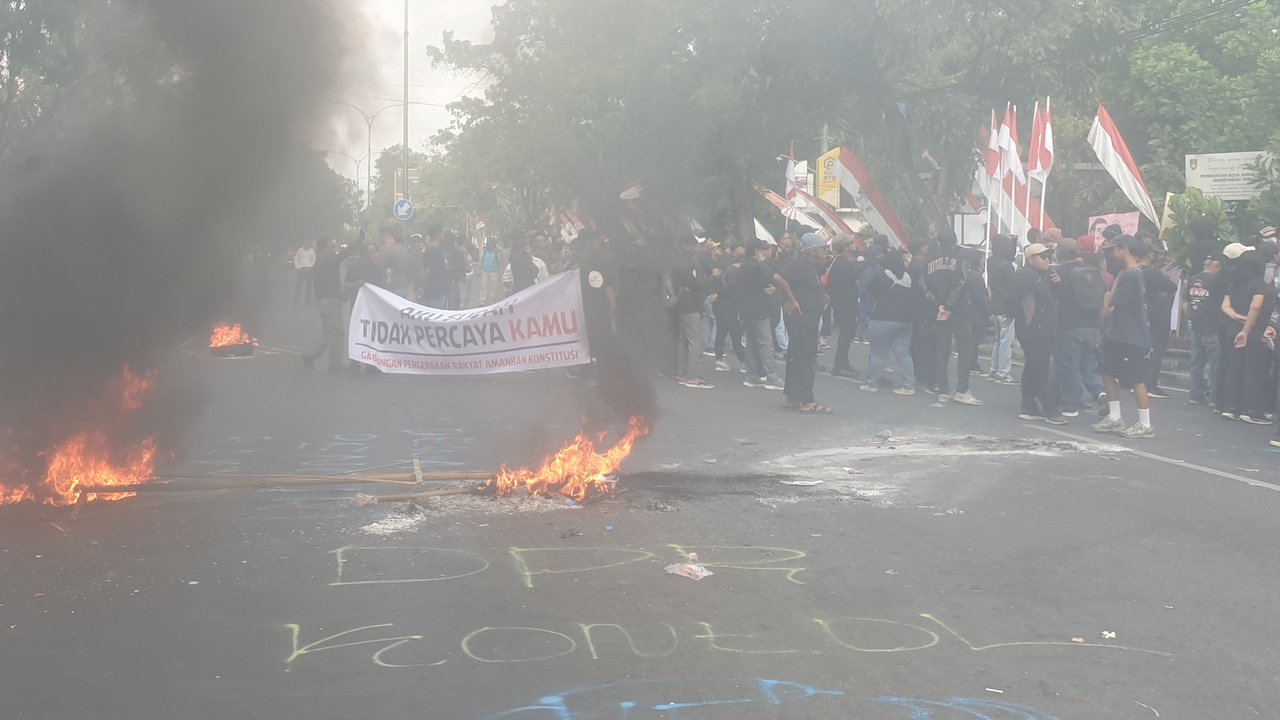 Demo tuntut Jokowi mundur di Solo.