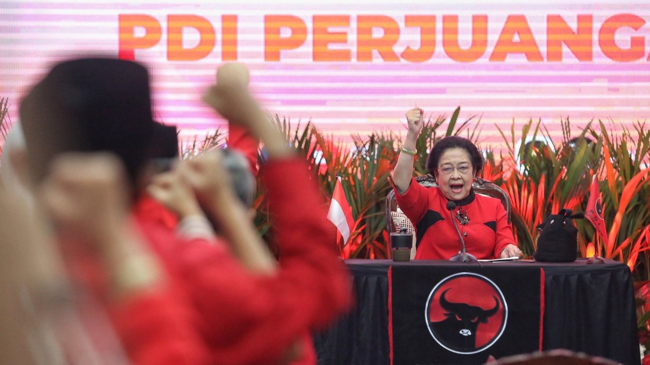 Ketua Umum PDI Perjuangan Megawati Soekarnoputri (kedua kiri) memberikan surat keputusan (SK) partai kepada bakal calon Gubernur Jateng Jenderal TNI (purn) Andika Perkasa, bakal calon Wakil gubernur Jateng Hendrar Prihadi (kedua kanan), bakal calon Gubernur Gorontalo Hamzah Isa (kanan) di Kantor DPP PDI Perjuangan, Jakarta, Senin (26/8/2024).