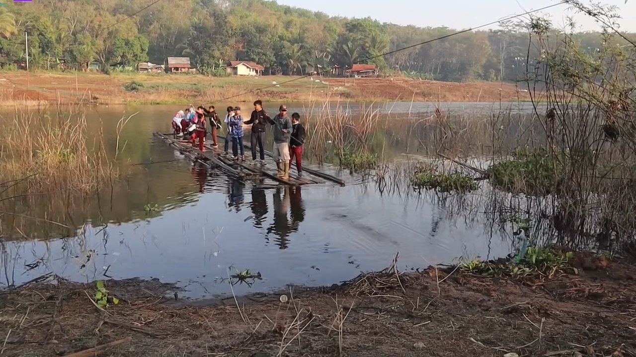 Mengintip kehidupan warga di pinggiran Bandung dengan moda transportasi rakit