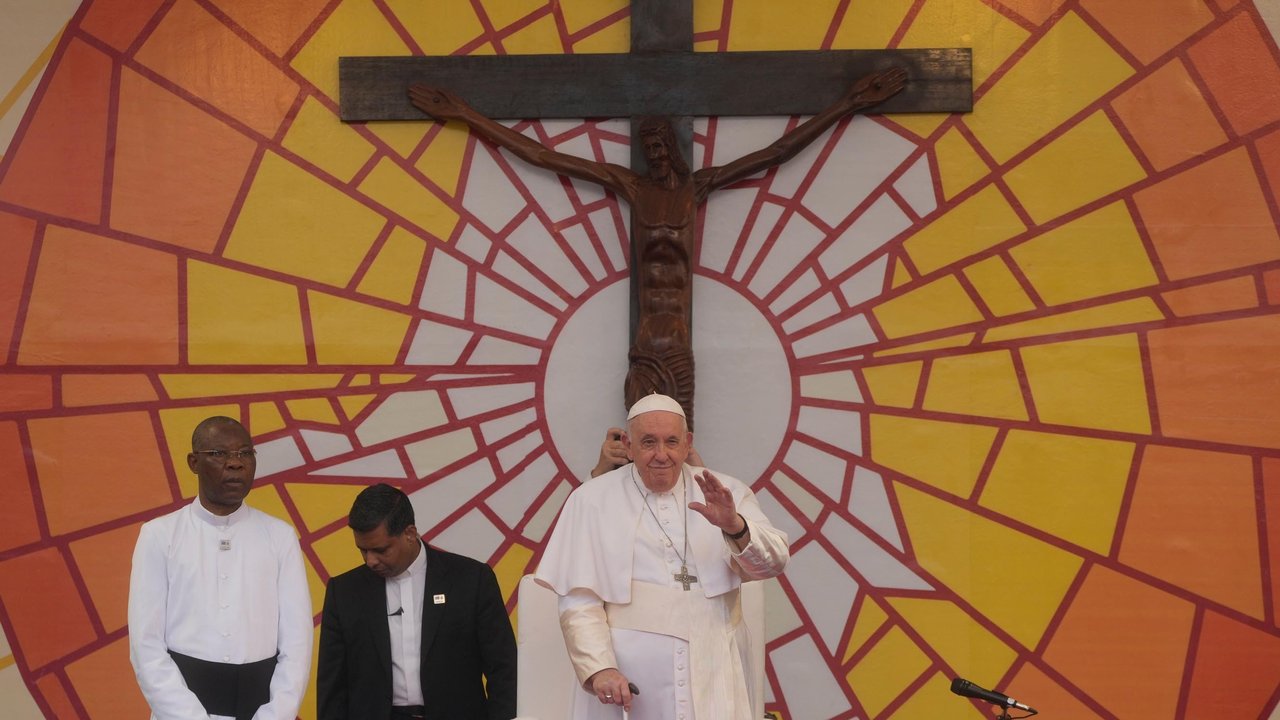 Paus Fransiskus melambaikan tangan saat tiba di Stadion Martir di Kinshasa, Republik Demokratik Kongo untuk pertemuan dengan kaum muda, Kamis (2/2/2023). Paus Fransiskus berada di Kongo dan Sudan Selatan untuk kunjungan selama enam hari. Paus Fransiskus berharap dapat memberikan penghiburan dan semangat kepada dua negara yang dilanda kemiskinan, konflik, dan apa yang disebutnya sebagai
