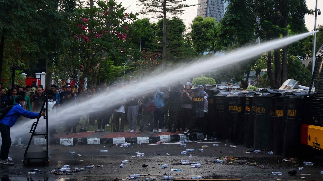 Polisi melakukan formasi bertahan saat massa merusak pagar Gedung DPR, Jakarta, Kamis (22/8/2024).