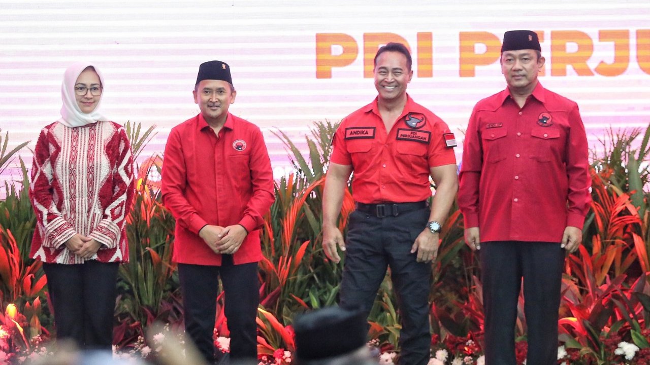 Ketua Umum PDI Perjuangan Megawati Soekarnoputri (kedua kiri) memberikan surat keputusan (SK) partai kepada bakal calon Gubernur Jateng Jenderal TNI (purn) Andika Perkasa, bakal calon Wakil gubernur Jateng Hendrar Prihadi (kedua kanan), bakal calon Gubernur Gorontalo Hamzah Isa (kanan) di Kantor DPP PDI Perjuangan, Jakarta, Senin (26/8/2024).