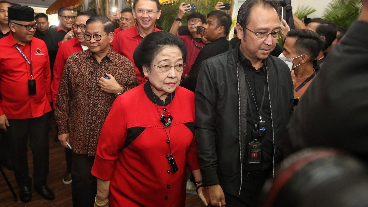 Ketua Umum PDI Perjuangan Megawati Soekarnoputri (kedua kiri) memberikan surat keputusan (SK) partai kepada bakal calon Gubernur Jateng Jenderal TNI (purn) Andika Perkasa, bakal calon Wakil gubernur Jateng Hendrar Prihadi (kedua kanan), bakal calon Gubernur Gorontalo Hamzah Isa (kanan) di Kantor DPP PDI Perjuangan, Jakarta, Senin (26/8/2024).