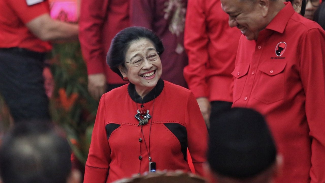 Ketua Umum PDI Perjuangan Megawati Soekarnoputri (kedua kiri) memberikan surat keputusan (SK) partai kepada bakal calon Gubernur Jateng Jenderal TNI (purn) Andika Perkasa, bakal calon Wakil gubernur Jateng Hendrar Prihadi (kedua kanan), bakal calon Gubernur Gorontalo Hamzah Isa (kanan) di Kantor DPP PDI Perjuangan, Jakarta, Senin (26/8/2024).