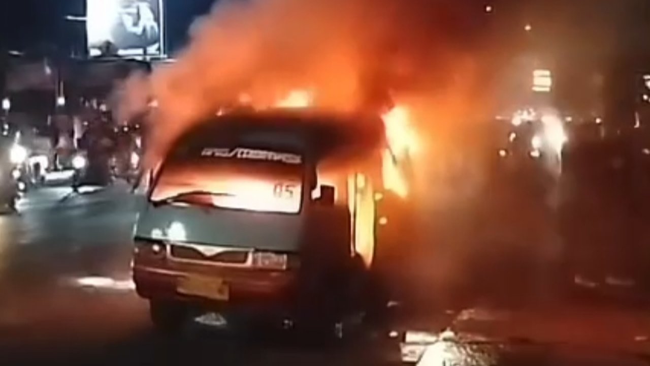 Angkot terbakar saat demo di Makassar.