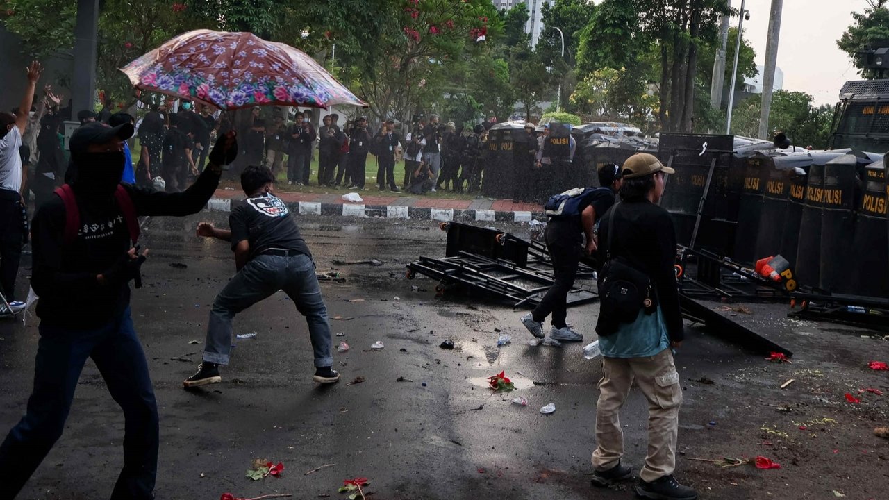 Sejumlah mahasiswa lintas perguruan tinggi berusaha menembus barikade polisi saat berunjuk rasa di Gerbang Pancasila Parlemen, Jakarta, Kamis (22/8/2024).