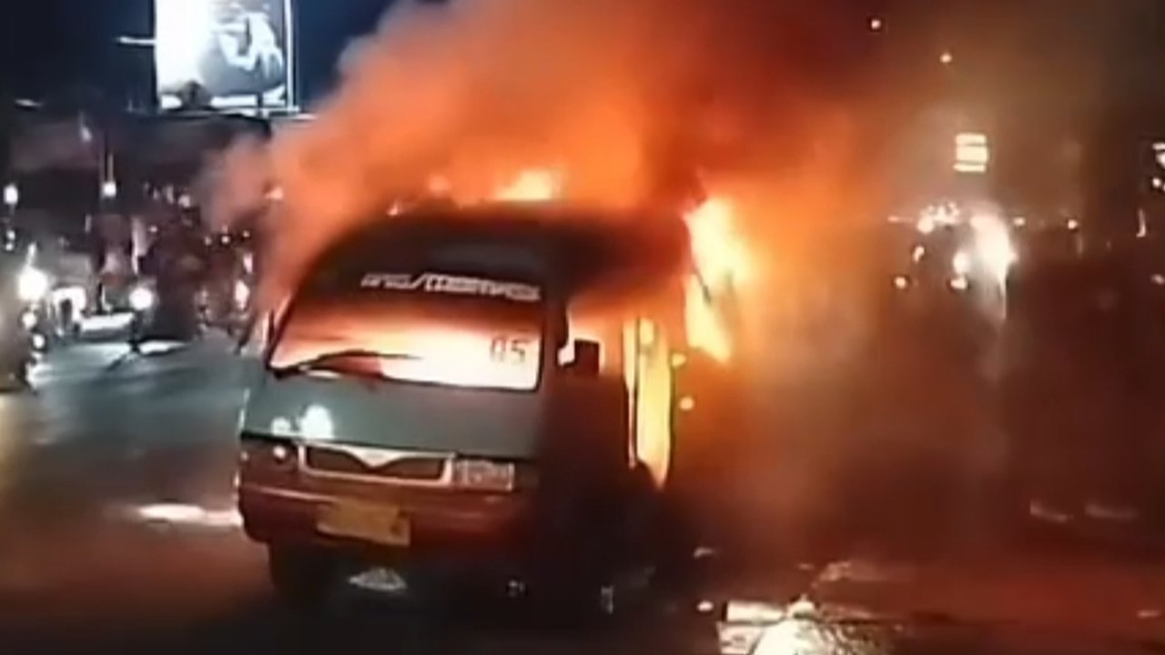 Angkot terbakar saat demo di Makassar.