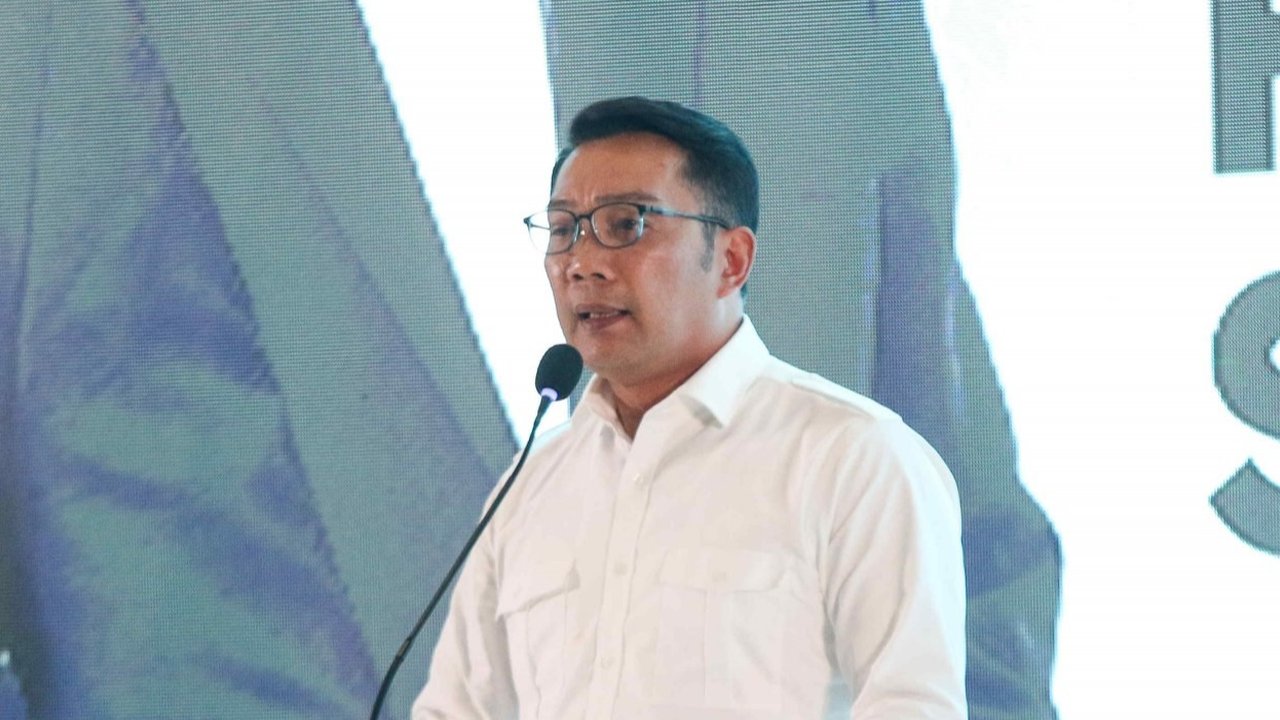 Bakal Calon Gubernur dan Calon Wakil Gubernur DKI Jakarta, Ridwan Kamil dan Suswono berjabat tangan dalam acara deklarasi di Hotel Sultan, Jakarta, Senin (19/8/2024). Liputan6.com/Herman Zakharia