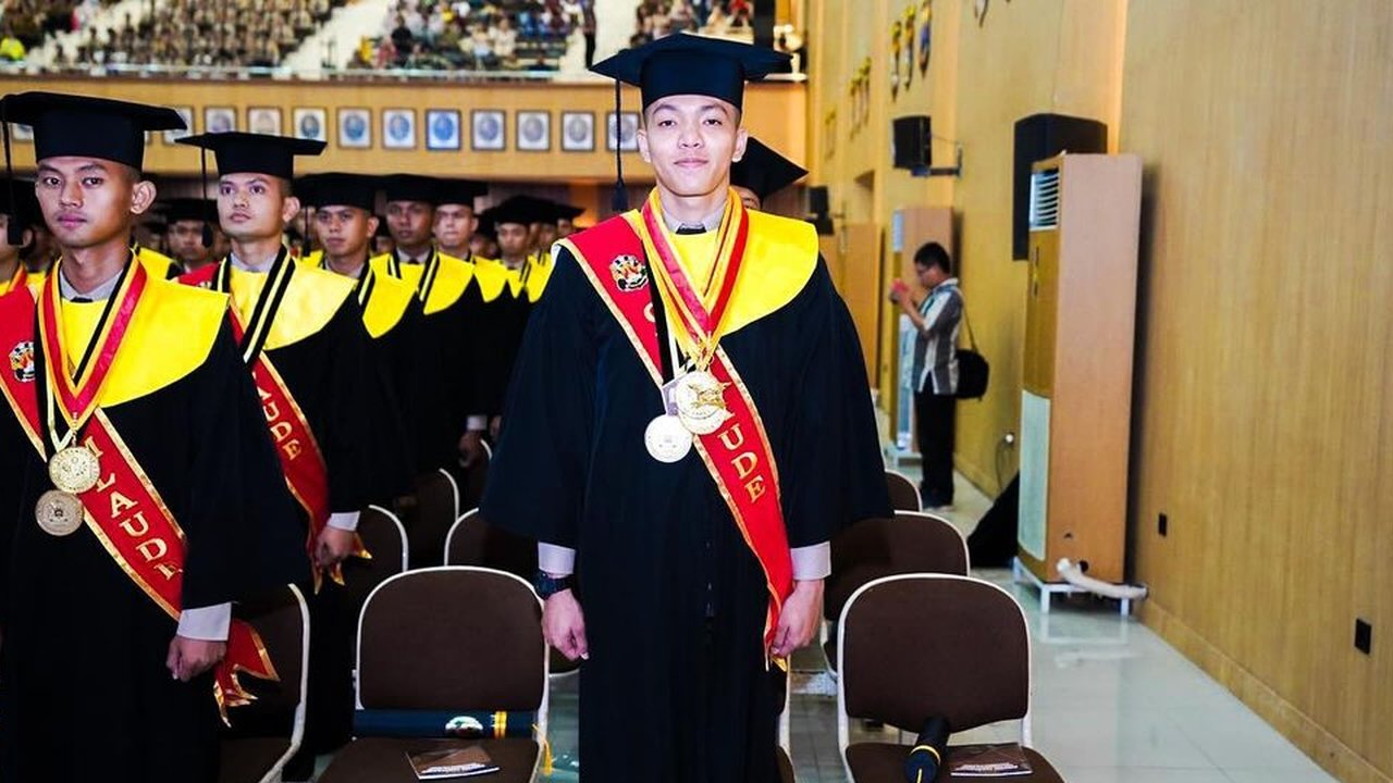 Gagahnya Theodore Gomgom Berseragam Brimob,