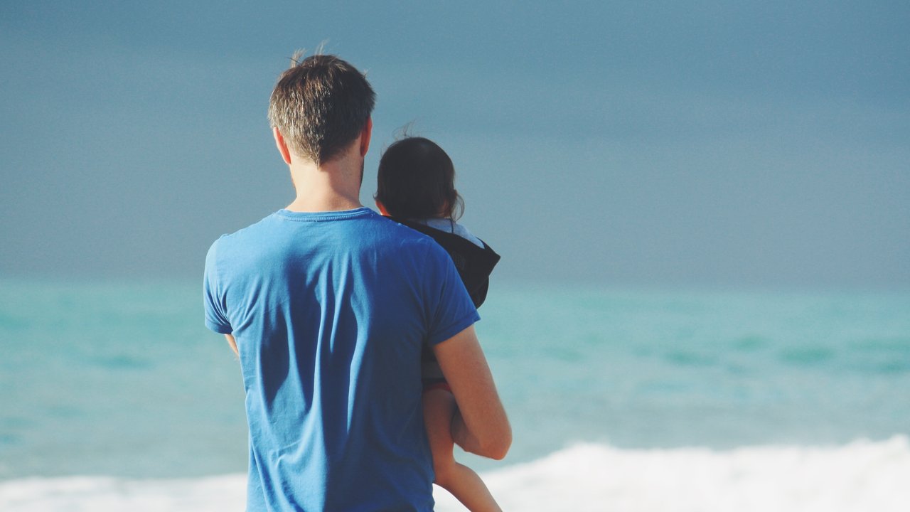 Orangtua harus mengajarkan, mengarahkan, serta membimbing anak semasa hidupnya. Maka dari itu mengikuti kelas parenting sangatlah penting untuk orangtua (Foto: Unsplash.com/Steven Van Loy)