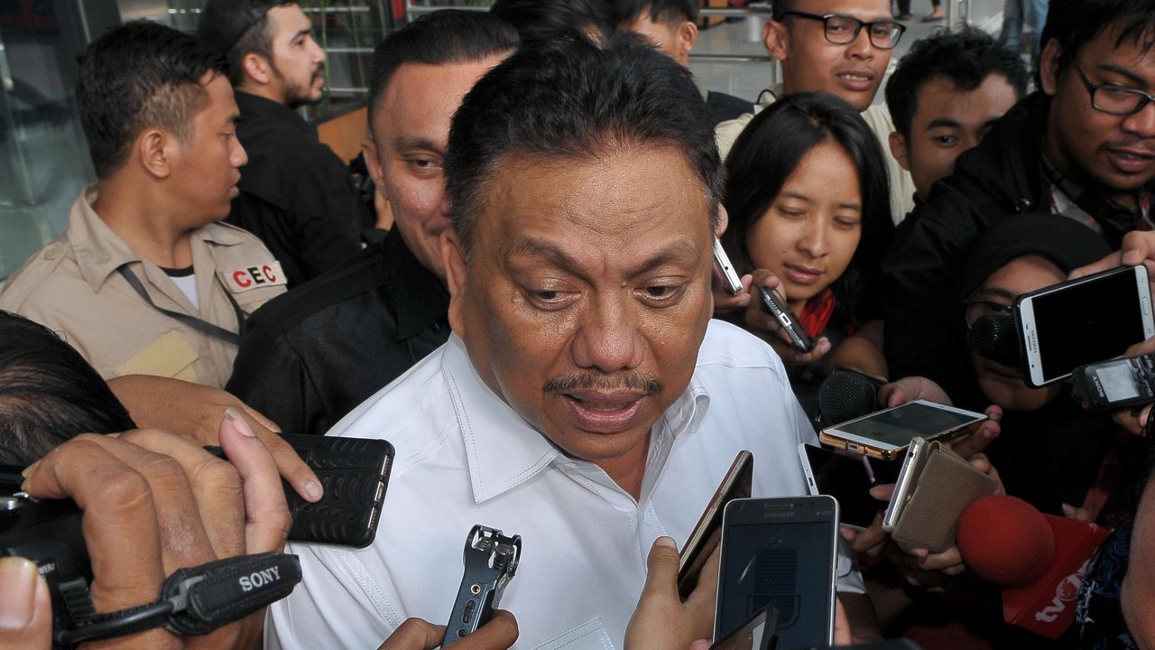 Gubernur Sulawesi Utara Olly Dondokambey menjawab pertanyaan wartawan seusai diperiksa di gedung KPK, Jakarta, Selasa (4/7). (Liputan6.com/Helmi Afandi)