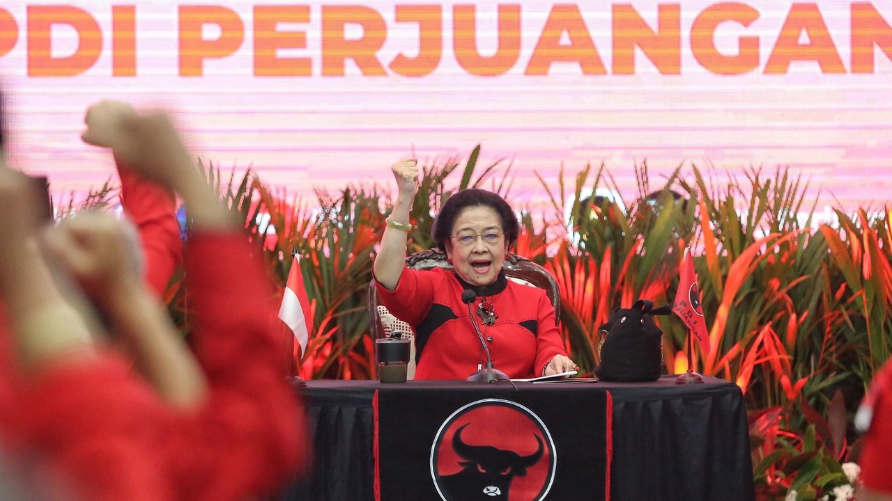 Ketua Umum PDI Perjuangan Megawati Soekarnoputri (kedua kiri) memberikan surat keputusan (SK) partai kepada bakal calon Gubernur Jateng Jenderal TNI (purn) Andika Perkasa, bakal calon Wakil gubernur Jateng Hendrar Prihadi (kedua kanan), bakal calon Gubernur Gorontalo Hamzah Isa (kanan) di Kantor DPP PDI Perjuangan, Jakarta, Senin (26/8/2024).