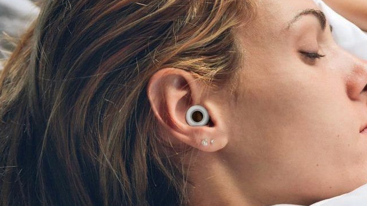 Seorang wanita alami gangguan telinga permanen akibat hobi pakai earphone. Yuk, simak fakta lengkapnya!