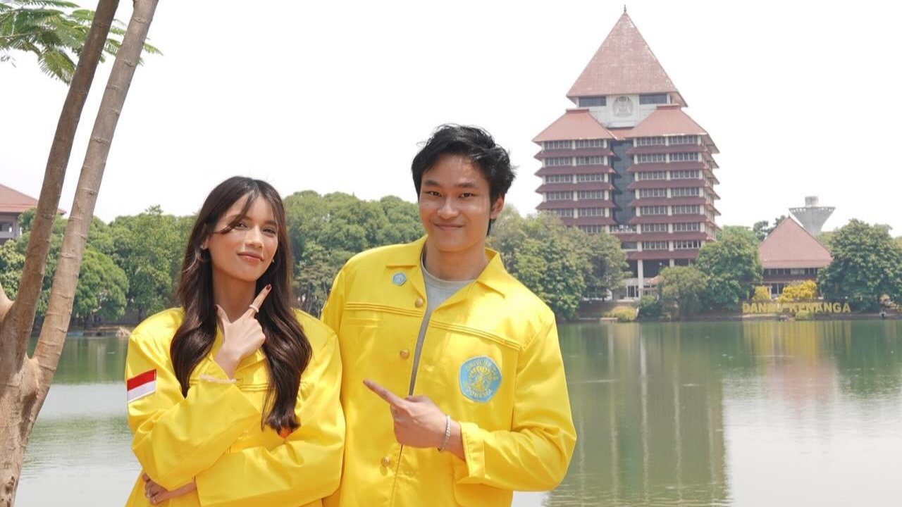 Potret Sabrina dan Azka Pakai Jas Almamater UI