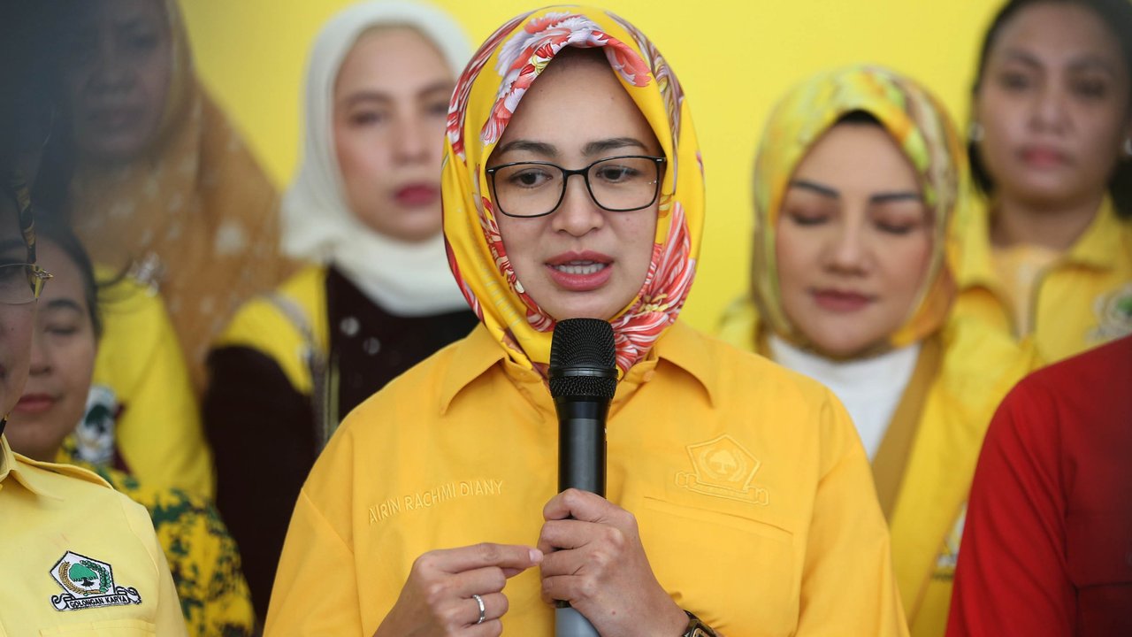Ketum Golkar Bahlil Lahadalia saat memberikan rekomendasi dukungan untuk Airin Rahcmi Diany dan Ade Sumardi dari PDIP untuk Pilkada Banten  di Kantor DPP Golkar, Jakarta, Selasa (27/8/2024).
