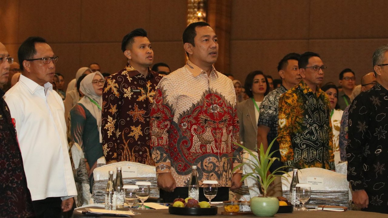 Kepala LKPP Hendrar bersama Mendagri Tito Karnavian dalam Peluncuran Surat Edaran Bersama untuk mengoptimalisasi pengadaan di Badan Layanan Umum Daerah. (Dok. KLPP)