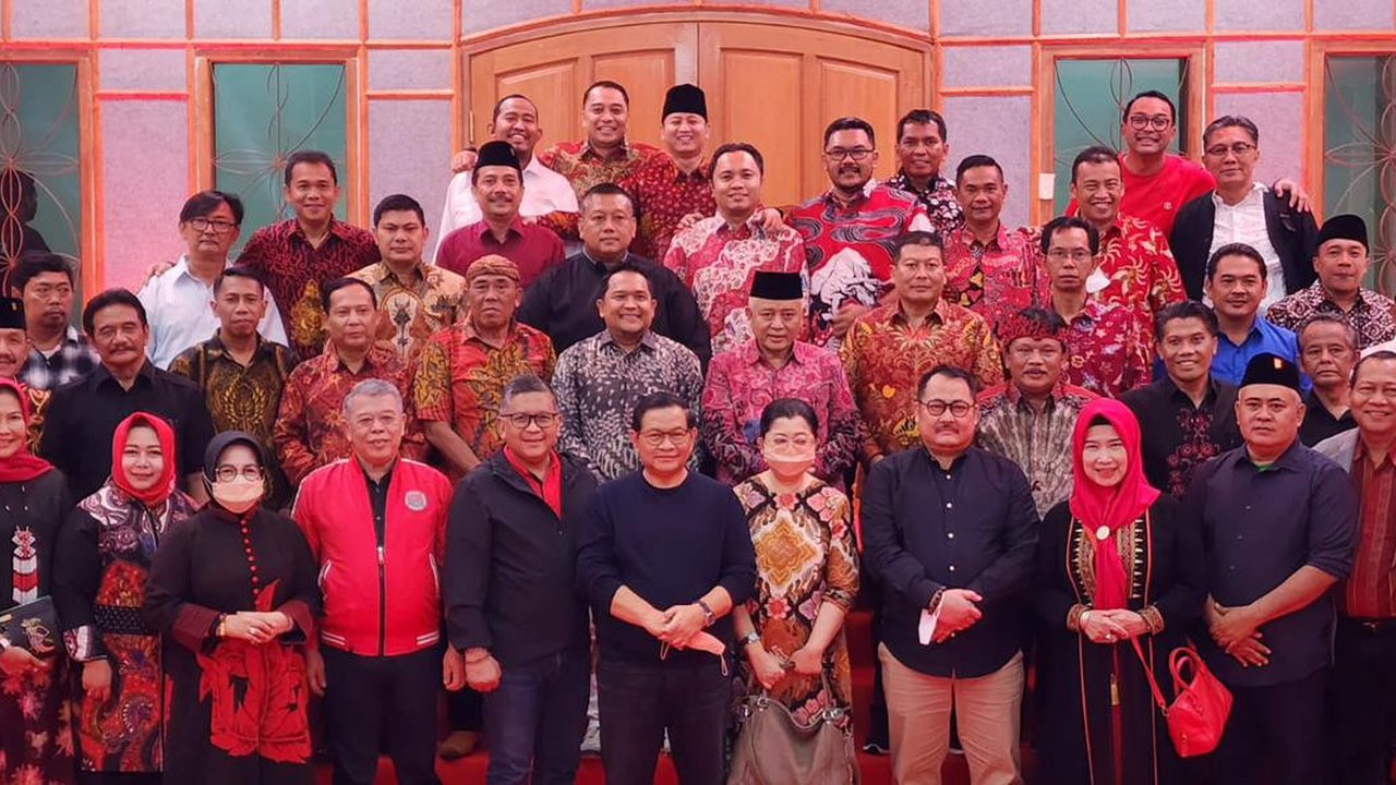 Sekretaris Kabinet Republik Indonesia, Pramono Anung mengenakan pakaian adat Lampung. [Instagram/@sekretariat.kabinet]