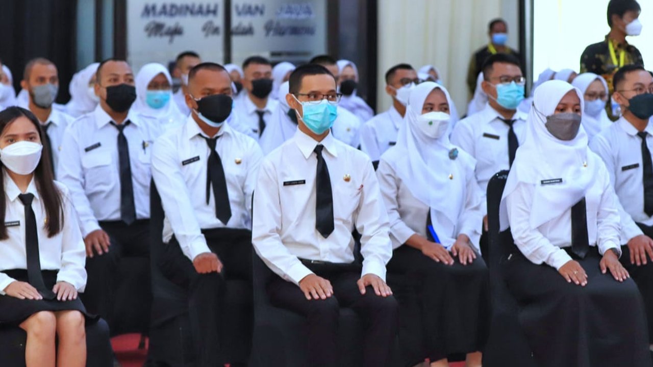 Menteri Pendayagunaan Aparatur Negara dan Reformasi Birokrasi (PAN RB), Abdullah Azwar Anas mengungkap pengumuman rekrutmen CPNS akan dibuka Agustus 2024, bulan depan. Dia mengatakan waktu tersebut mundur lantaran menunggu kelengkapan usulan formasi.