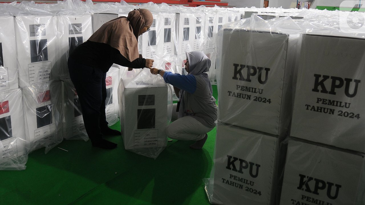Komisi Pemilihan Umum (KPU) Kota Jakarta Timur menyatakan 100 persen kotak suara untuk Pemilu 2024 sudah selesai dirakit. (merdeka.com/Imam Buhori)