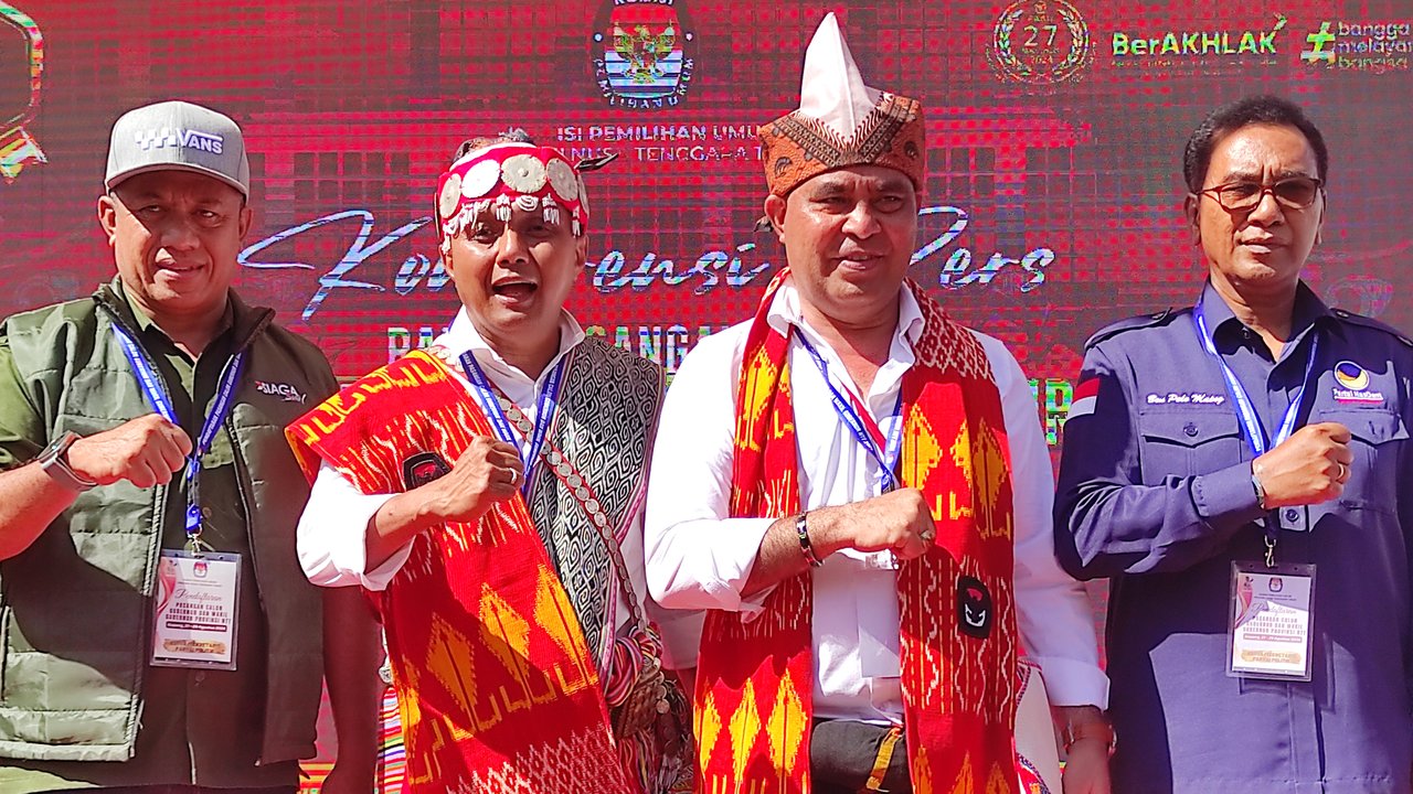Pasangan Simon Petrus Kamlasi-Andrianus Garu mendaftar ke KPU NTT.