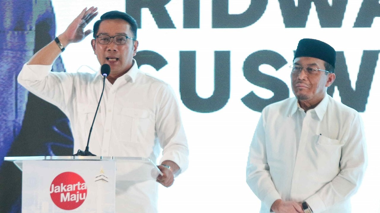 Bakal Calon Gubernur dan Calon Wakil Gubernur DKI Jakarta, Ridwan Kamil dan Suswono berjabat tangan dalam acara deklarasi di Hotel Sultan, Jakarta, Senin (19/8/2024). Liputan6.com/Herman Zakharia