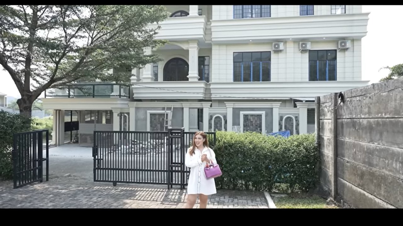 Potret Rumah Baru Rey Utami