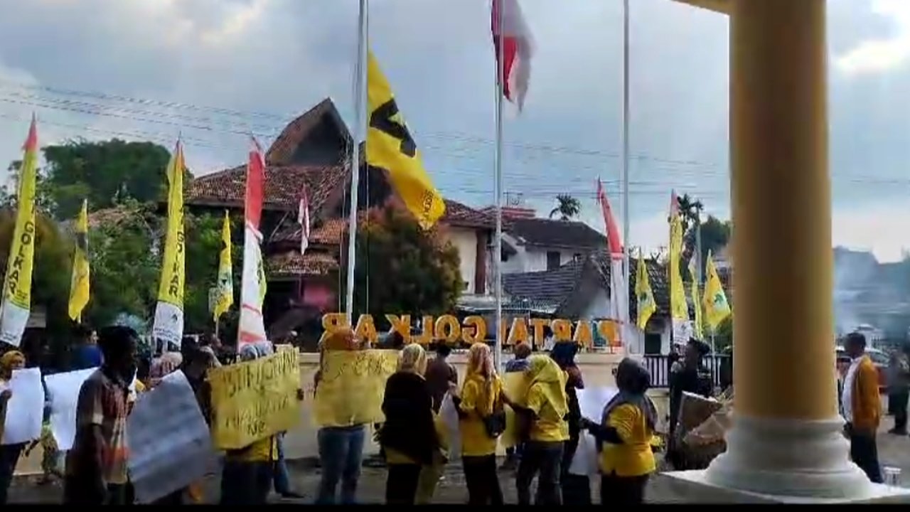 Aksi bakar atribut Golkar di Jambi