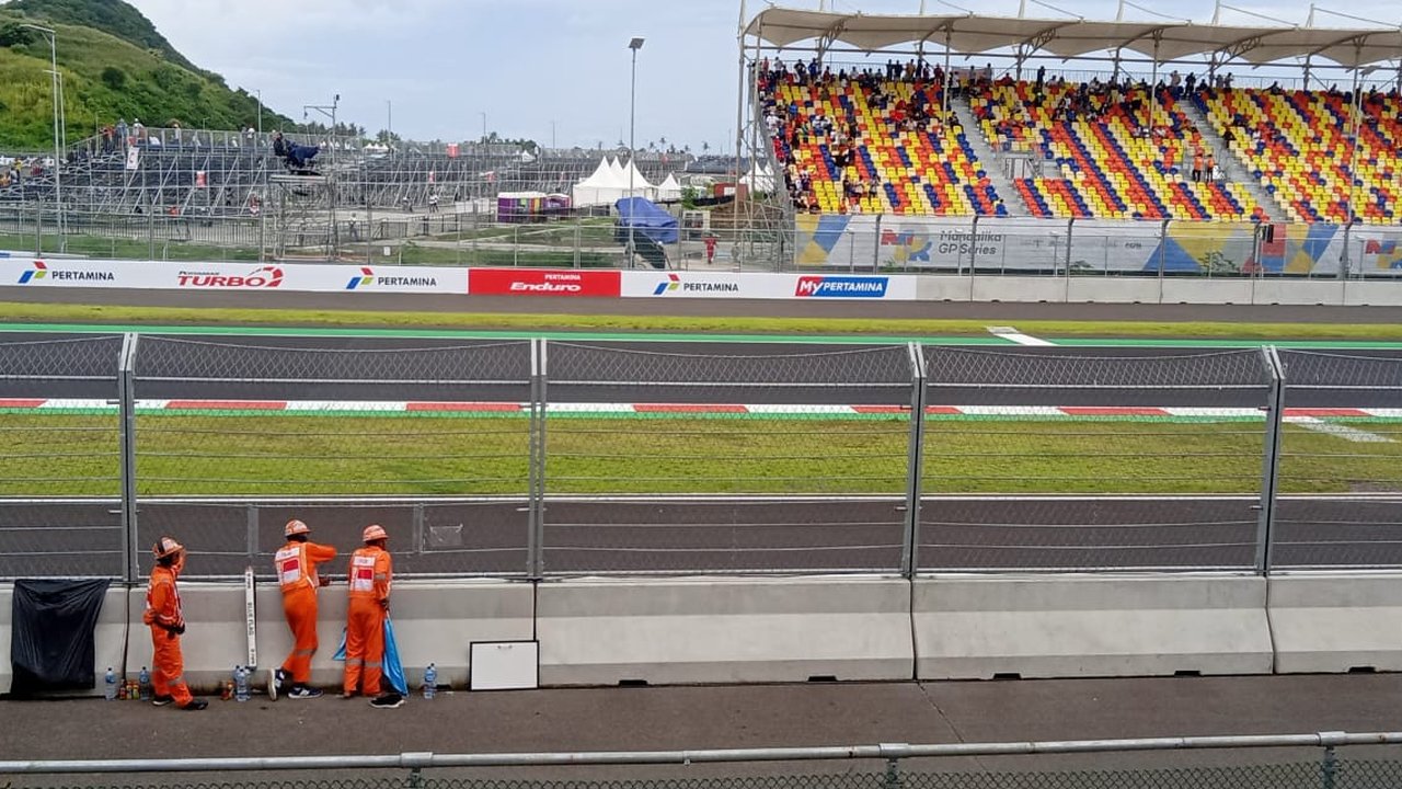 <p>PT Pertamina (Persero) menyedakan SPBU Modular untuk menjamin pasokan BBM selama penyelenggaraan MotoGP di Sirkuit Mandalika, Lombok.</p>