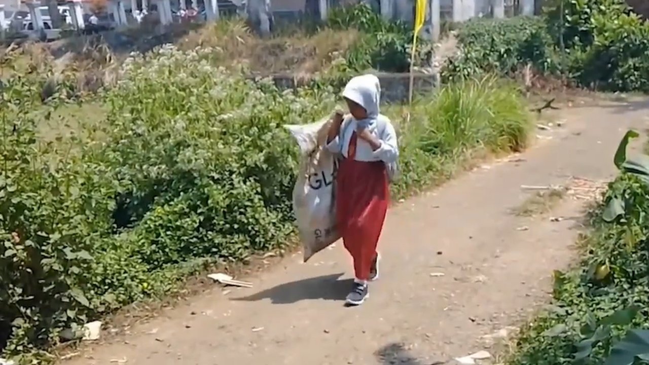 Pilu bocah SD di Lebak memulung