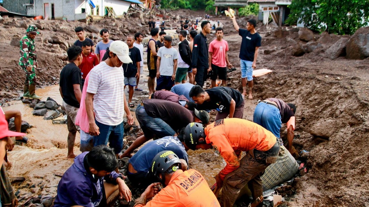 Tim SAR Gabungan bersama masyarakat di Kota Ternate, Maluku Utara, terus melakukan pencarian korban banjir bandang yang melanda Kelurahan Rua Ternate sejak Minggu dini hari.