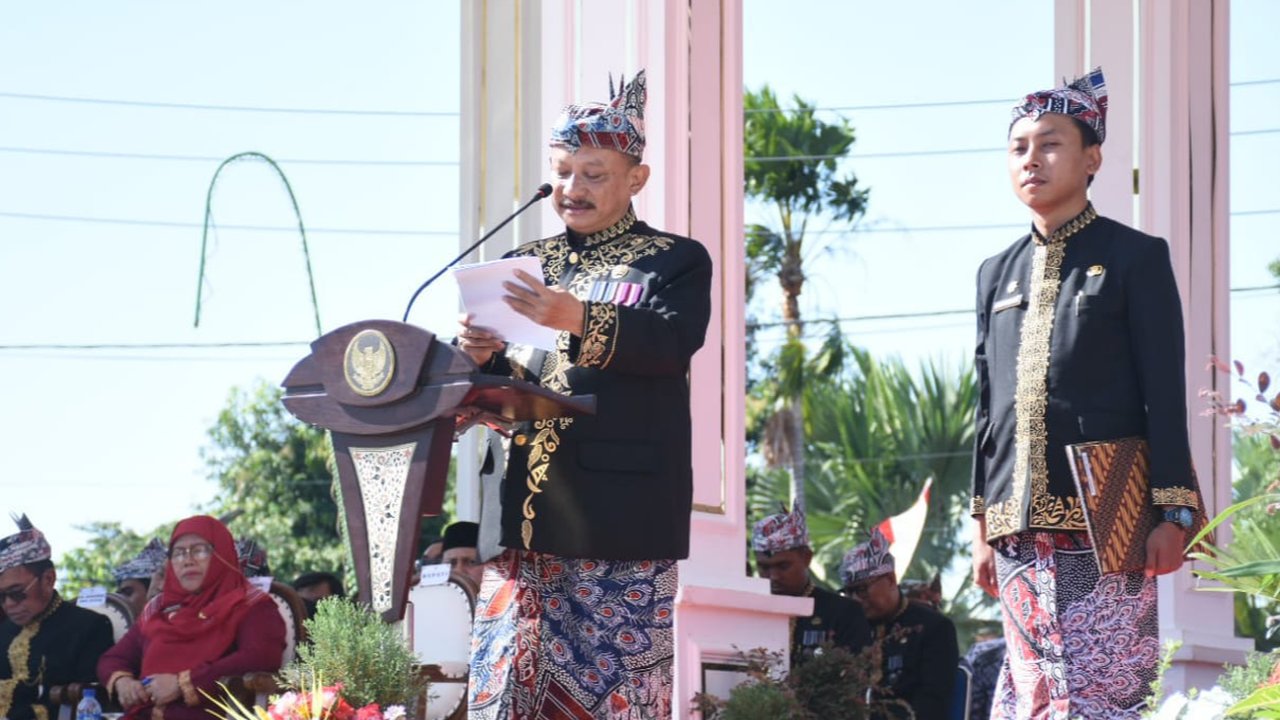 Bupati Situbondo, Karna Suswandi saat upacara Hari jadi Kabupaten Situbondo.