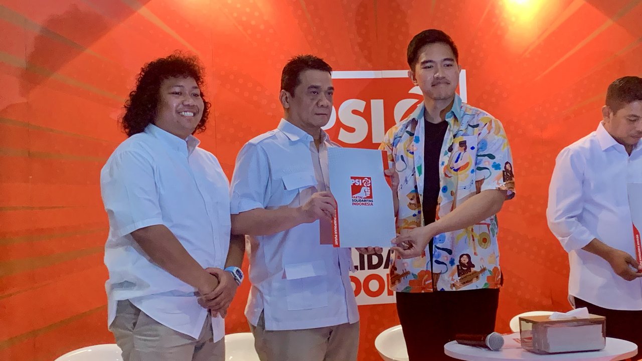 Ketua Umum PSI Kaesang Pangarep memberikan surat dukungan kepada Riza Patria dan Marshel Widianto sebagai calon wali kota dan wakil wali kota di Pilkada Tangsel. (Liputan6.com/Delvira Hutabarat)