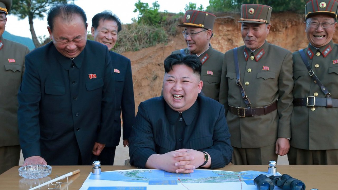 Kim Jong-un (tengah duduk) bersama Ri Pyong-chol (kedua dari kiri), Kim Jong-sik (tengah belakang Kim Jong-un), dan Jang Chang-ha (kedua dari kanan) (KCNA)