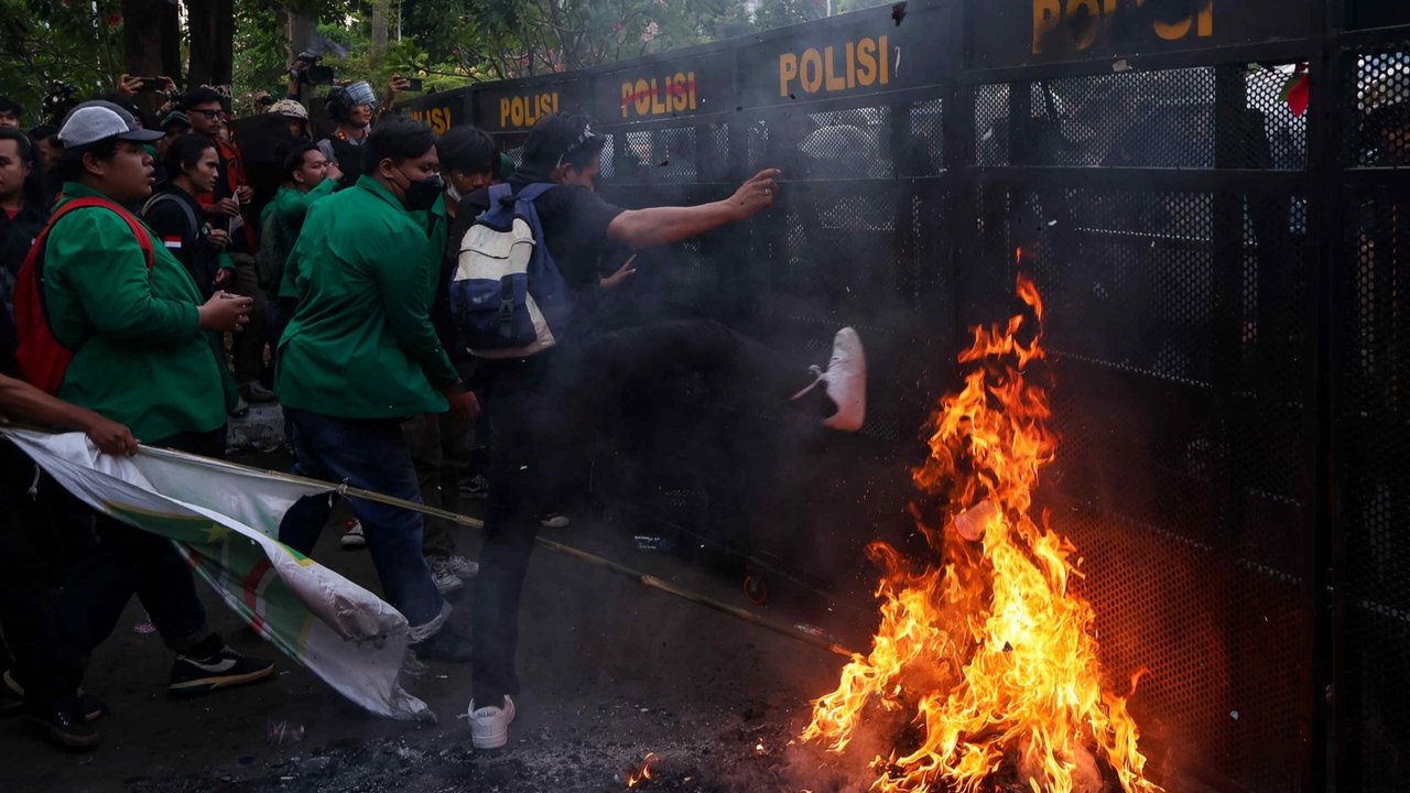 Sejumlah mahasiswa lintas perguruan tinggi berusaha menembus barikade polisi saat berunjuk rasa di Gerbang Pancasila Parlemen, Jakarta, Kamis (22/8/2024).