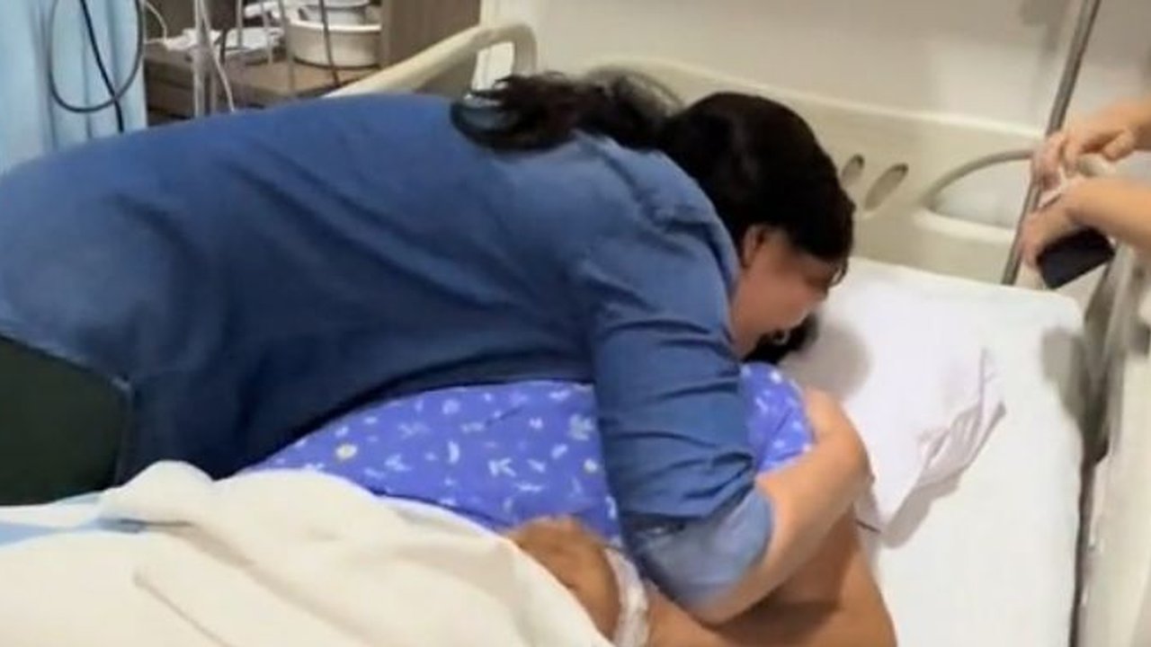 12 Tahun Tak Pulang ke Medan, Wanita Ini Beri Kejutan Ibunya yang Sakit dengan Menyamar Jadi Dokter Visit