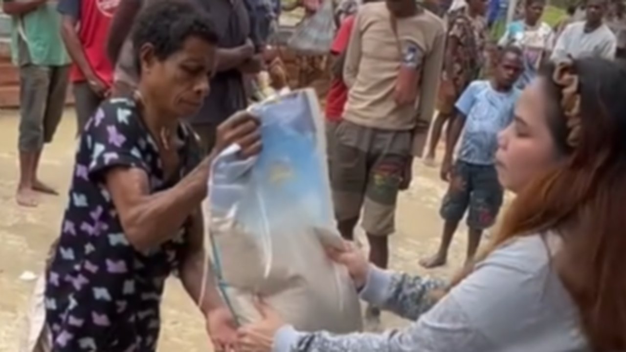 Sosok Wike Afrilia, Bidan sekaligus Konten Kreator yang Kerap Diajak Barter Warga Papua