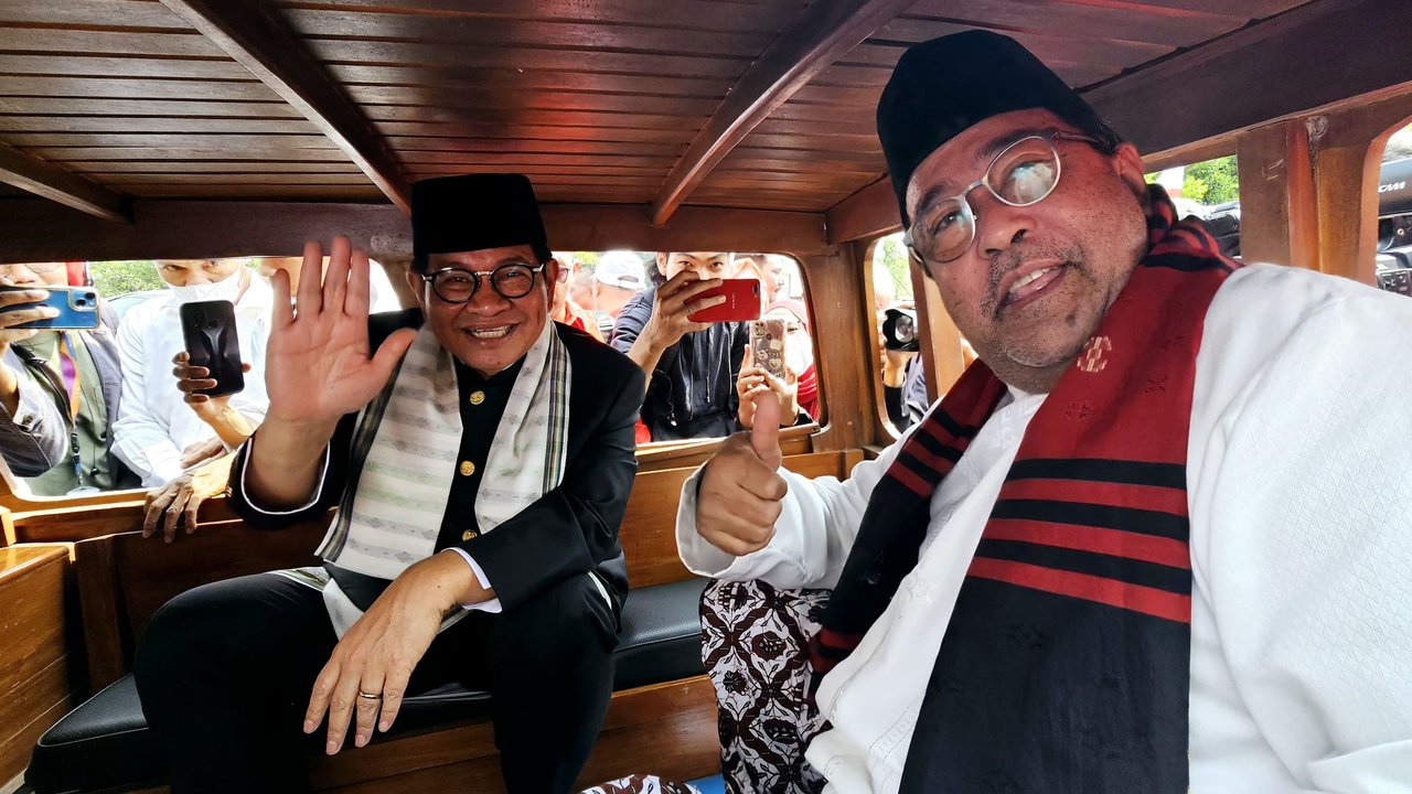 Pramono Anung dan Rano Karno mendaftar sebagai calon gubernur-calon wakil gubernur (cagub-cawagub), Rabu, 28 Agustus 2024. Keduanya menggunakan oplet menuju Komisi Pemilihan Umum (KPU) DKI Jakarta.