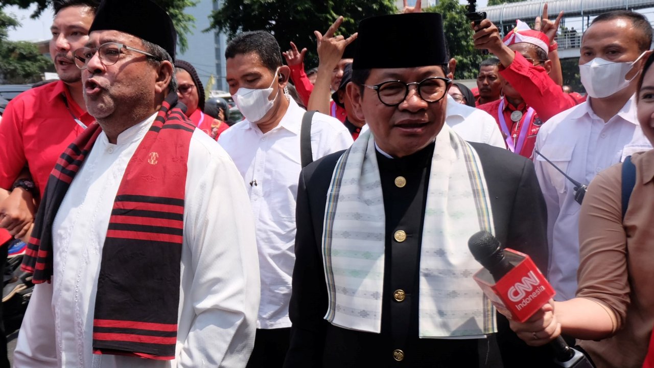 Pramono Anung dan Rano Karno mendaftar sebagai calon gubernur-calon wakil gubernur (cagub-cawagub), Rabu, 28 Agustus 2024. Keduanya menggunakan oplet menuju Komisi Pemilihan Umum (KPU) DKI Jakarta.