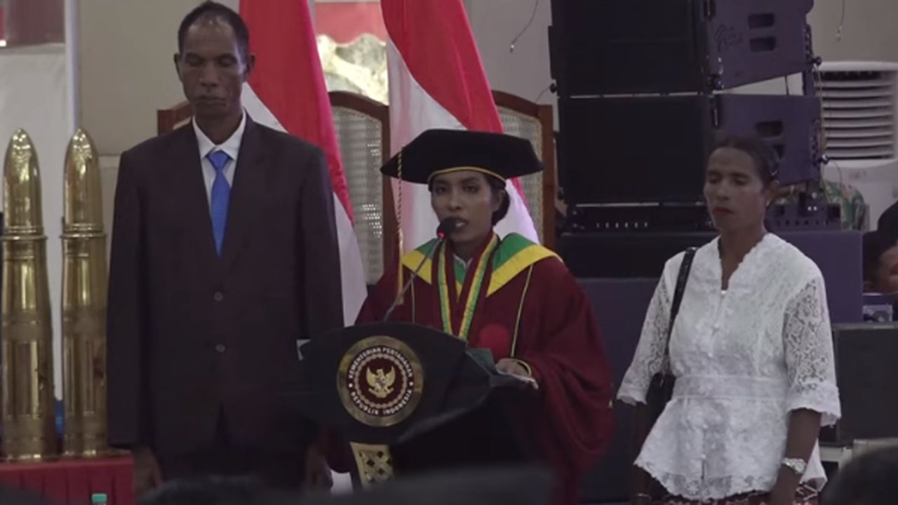 Cerita Orangtua Wisudawan Unhan Dibiayai Ongkos Pesawat oleh Prabowo, Bahagia Bisa Lihat Anak Pakai Toga