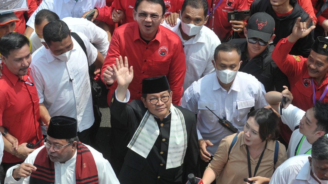 Suasana lalu lintas di ruas jalan Salemba terjadi kepadatan kendaraan, Jakarta, Rabu (28/8/2024). Arus lalu lintas padat merayap ini dikarenakan adanya pendaftaran Pilgub calon Gubernur dan wakil gubernur DKI Jakarta, pendaftaran calon gubernur dan wakil terus berlangsung hingga 29 Agustus 2024.