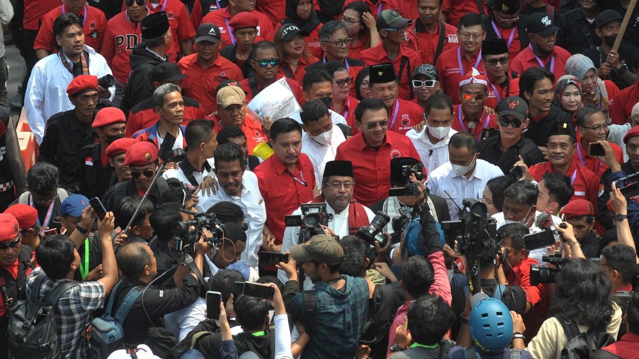 Suasana lalu lintas di ruas jalan Salemba terjadi kepadatan kendaraan, Jakarta, Rabu (28/8/2024). Arus lalu lintas padat merayap ini dikarenakan adanya pendaftaran Pilgub calon Gubernur dan wakil gubernur DKI Jakarta, pendaftaran calon gubernur dan wakil terus berlangsung hingga 29 Agustus 2024.