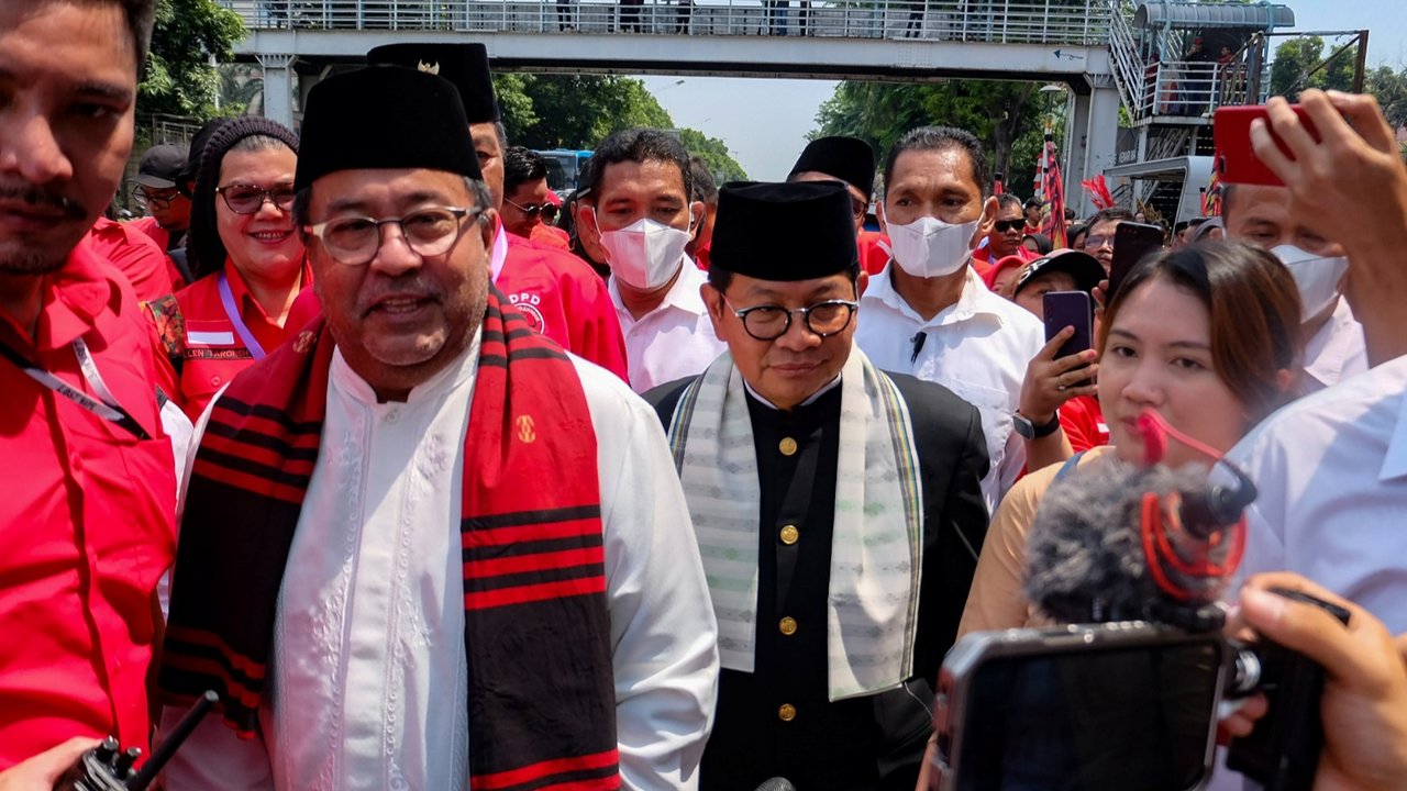 Pramono Anung dan Rano Karno mendaftar sebagai calon gubernur-calon wakil gubernur (cagub-cawagub), Rabu, 28 Agustus 2024. Keduanya menggunakan oplet menuju Komisi Pemilihan Umum (KPU) DKI Jakarta.