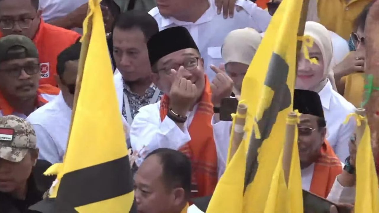 Beri 'Love Sign', Ridwan Kamil dan Suswono Tiba di KPU Jakarta