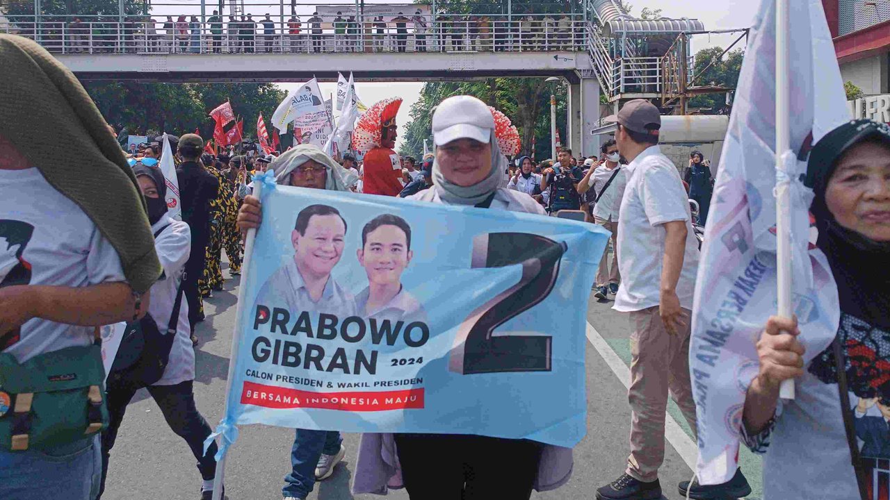 Bendera Prabowo-Gibran Mejeng di Iring-Iringan RK-Suswono