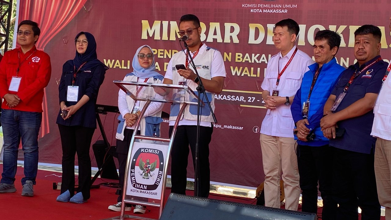 Paslon Wali Kota dan Wakil Wali Kota Makassar Andi Seto Asapa-Rezki Mulfiati Lutfi mendaftar di KPU Makassar.