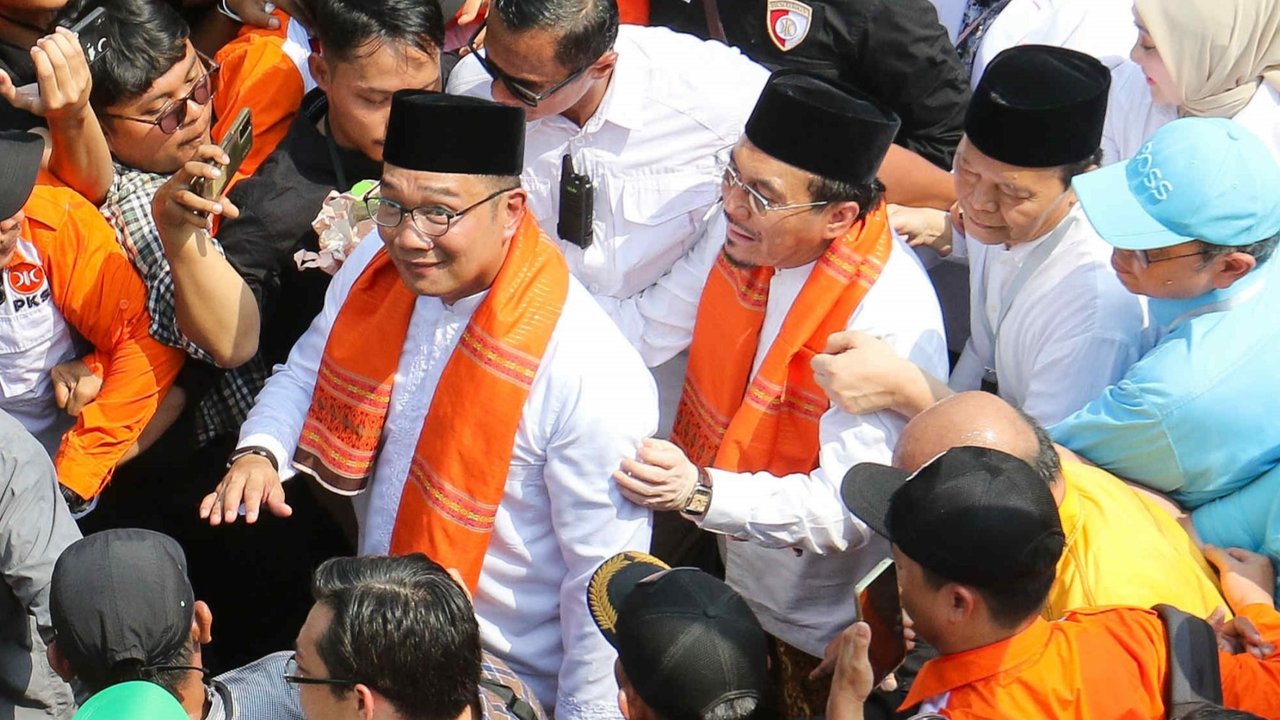 Bakal calon wakil gubernur DKI Jakarta Ridwan Kamil - Suswono berjalan menuju Kantor KPU DKI Jakarta di , Rabu (28/8/2024). Pasangan Ridwan Kamil dan Suswono mendaftarkan diri sebagai peserta Pilgub DKI Jakarta 2024 dengan dukungan Koalisi Indonesia maju (KIM) Plus.