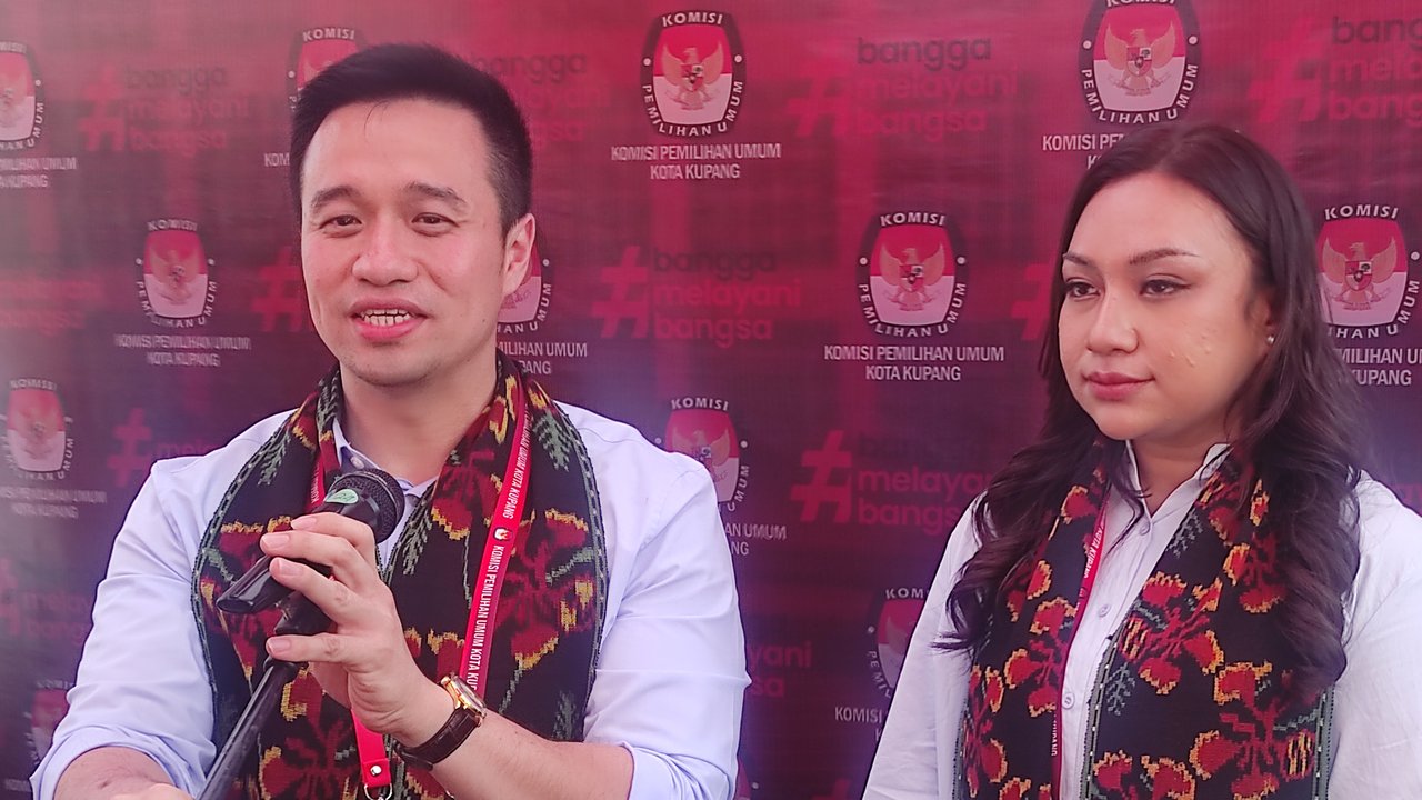 Christian Widodo-Serena Crosgrova Francis mendaftar ke KPU Kota Kupang, Rabu (28/8).